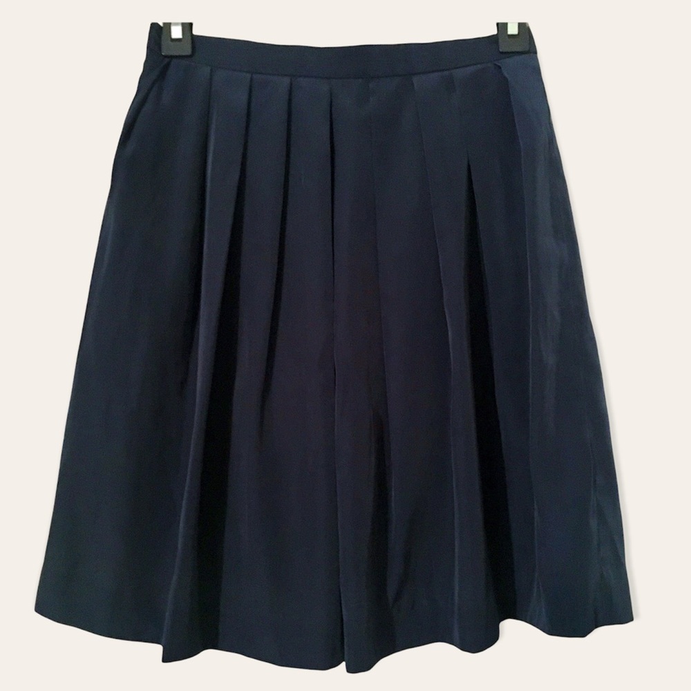 Uniqlo navy high-waisted, pleated Skirt